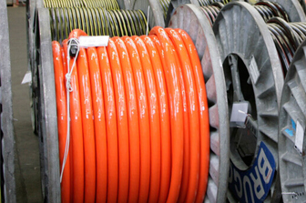 Jaký je rozdíl mezi elektrickými kabely a vzduchovými kabely?